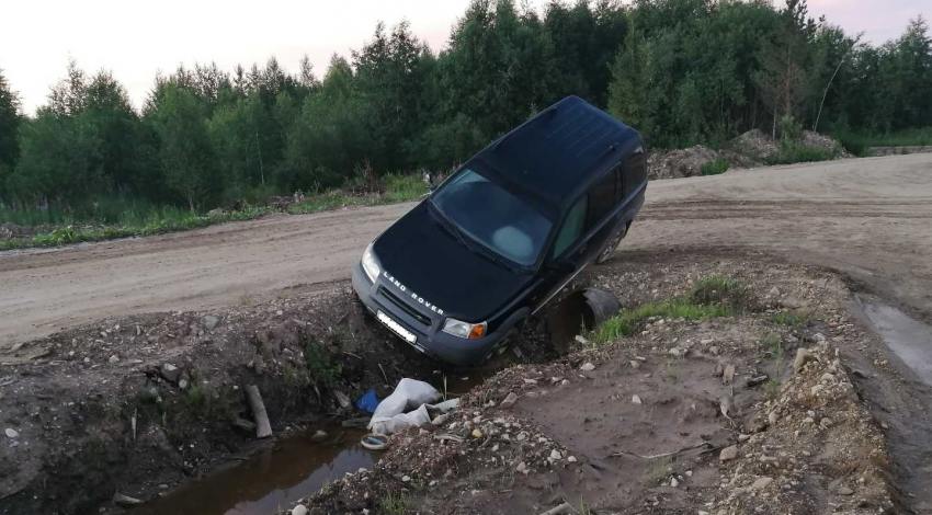 В Холмогорском районе нетрезвый водитель попался при попытке вытащить машину из кювета 